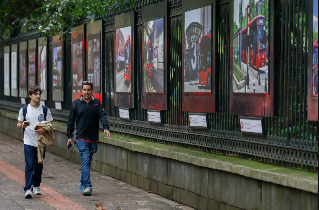 Celebra Metrobús 20 aniversario con galería fotográfica en rejas de Chapultepec