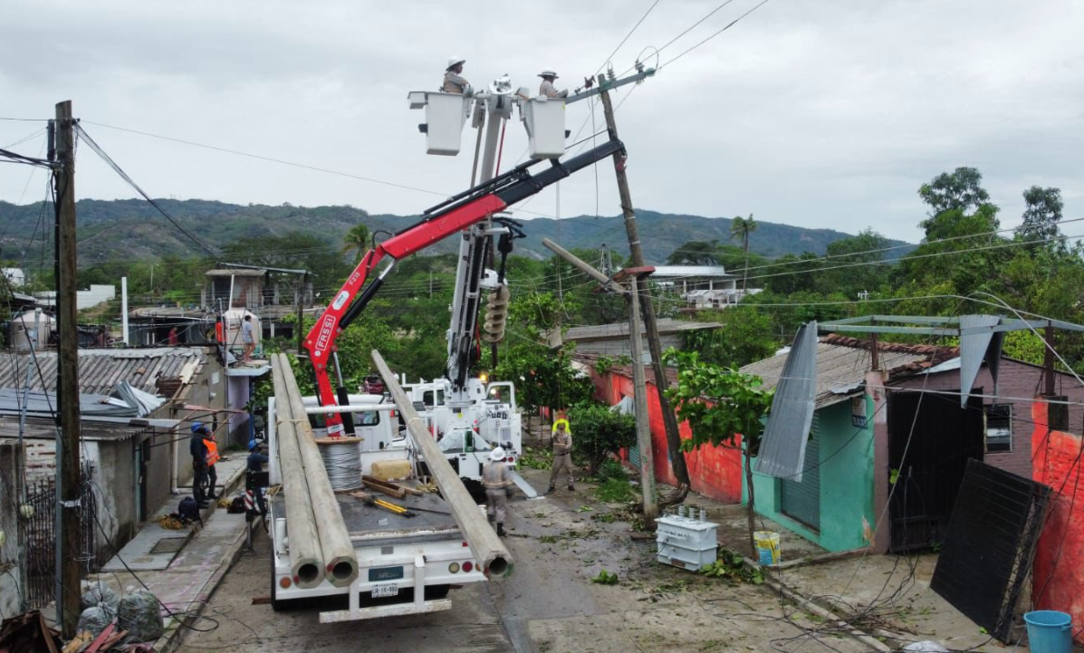 CFE Avanza a 72% el restablecimiento de energía efectada por el huracán Erick