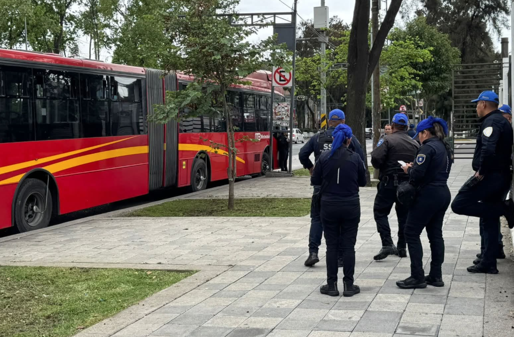 Pasajero fallece a bordo de Metrobús