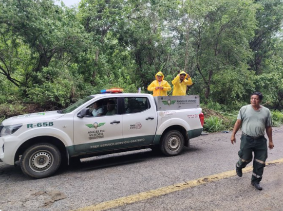 Ángeles Verdes realizan tarea de ayuda tras el paso del huracán Erick en Oaxaca