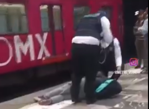 Mujer pierde el conocimiento en el Metro