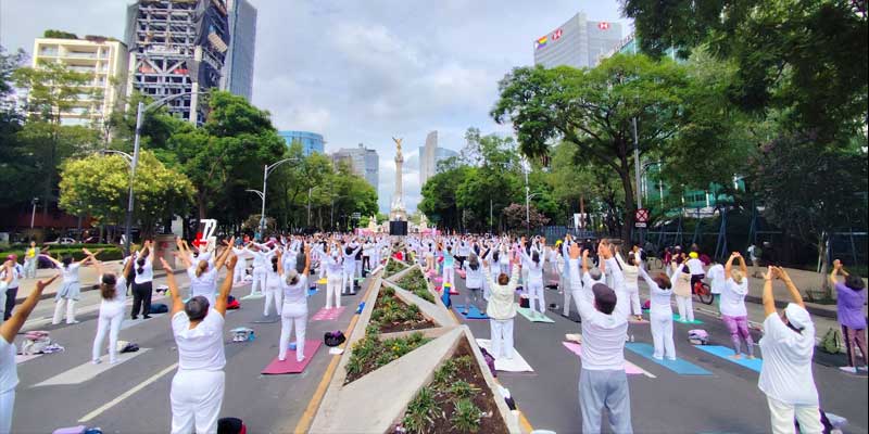 Clase-masiva-de-yoga
