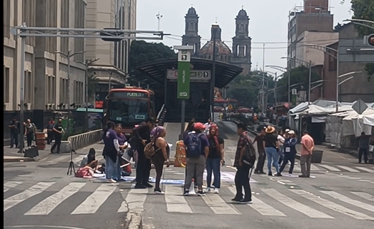 Colectivo feminista cierra Balderas y Juárez