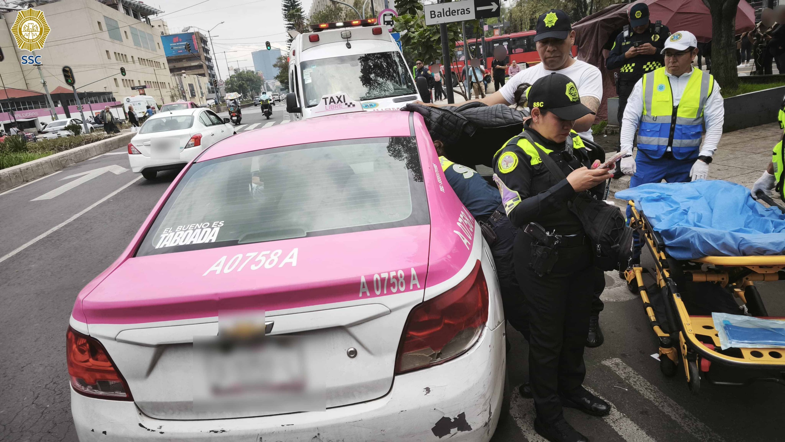 En el taxi entró en labor de parto, policías fueron recibieron al bebé