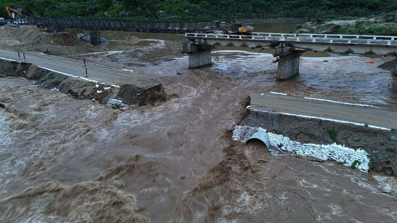 Por Tormenta Tropical Dalila fue suspendido tránsito en el Puente Omitlán, Guerrero