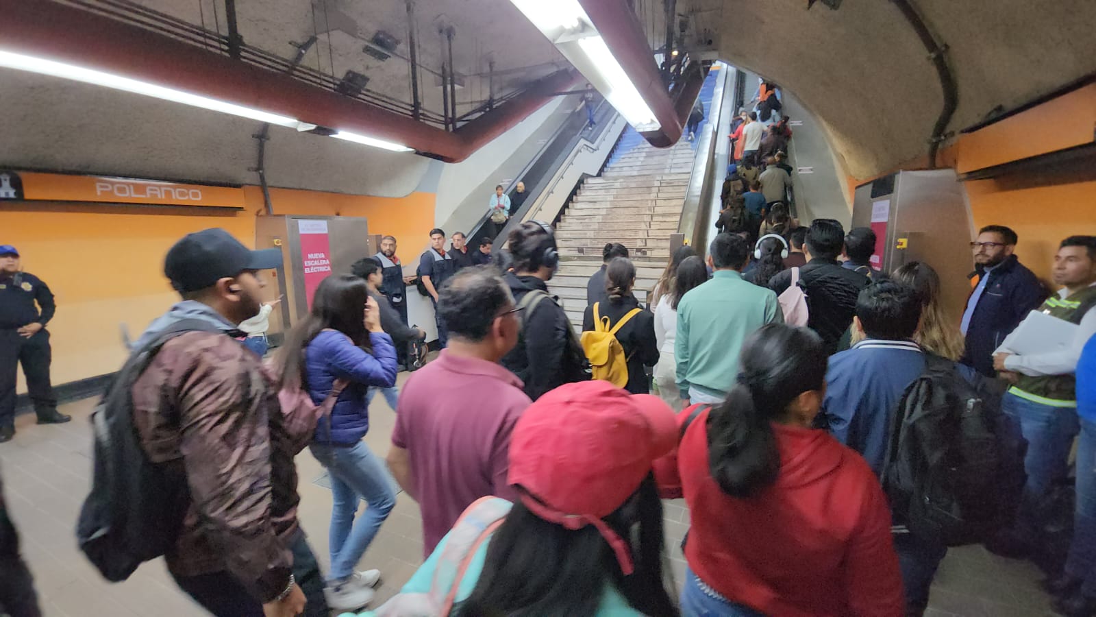 Funcionan escaleras del Metro Polanco