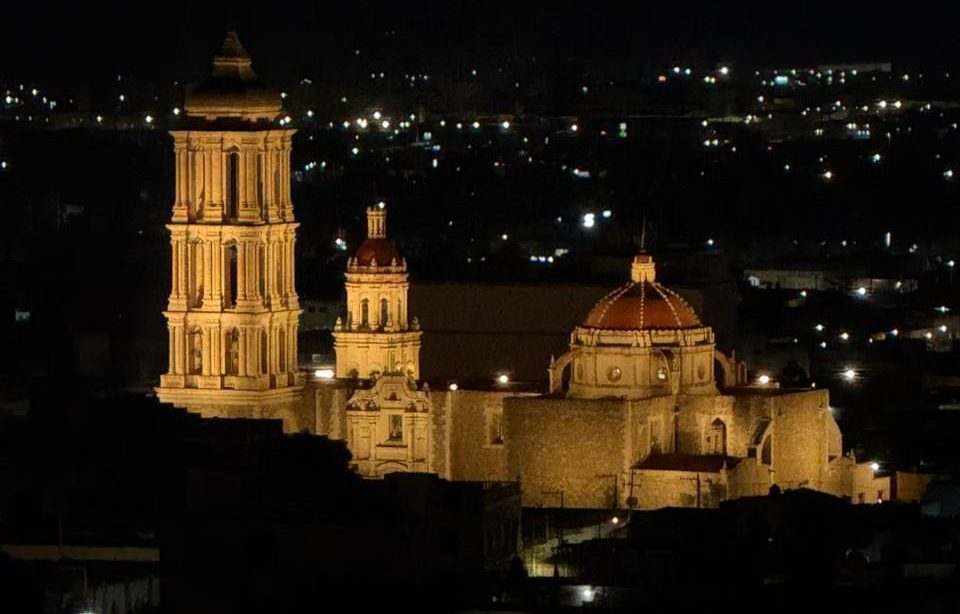 Iluminan con tecnología led Catedral de Santiago Apóstol, en Saltillo