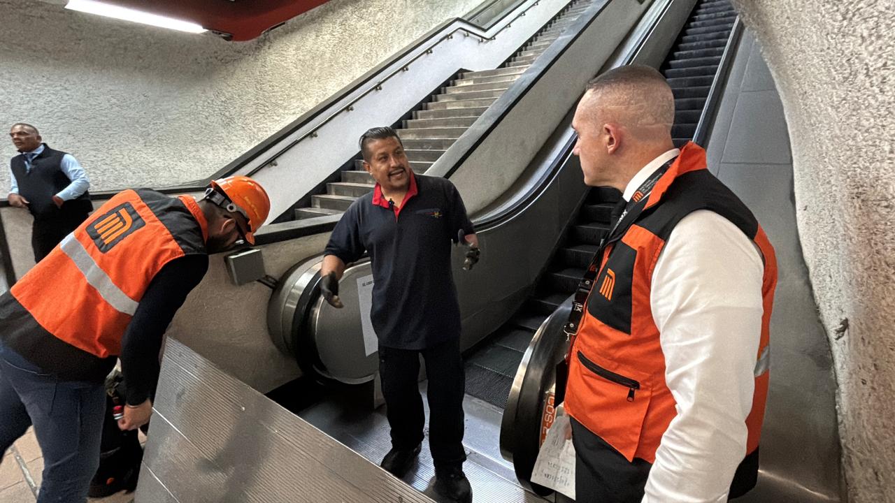 Supervisa director del Metro Escaleras y repraciones