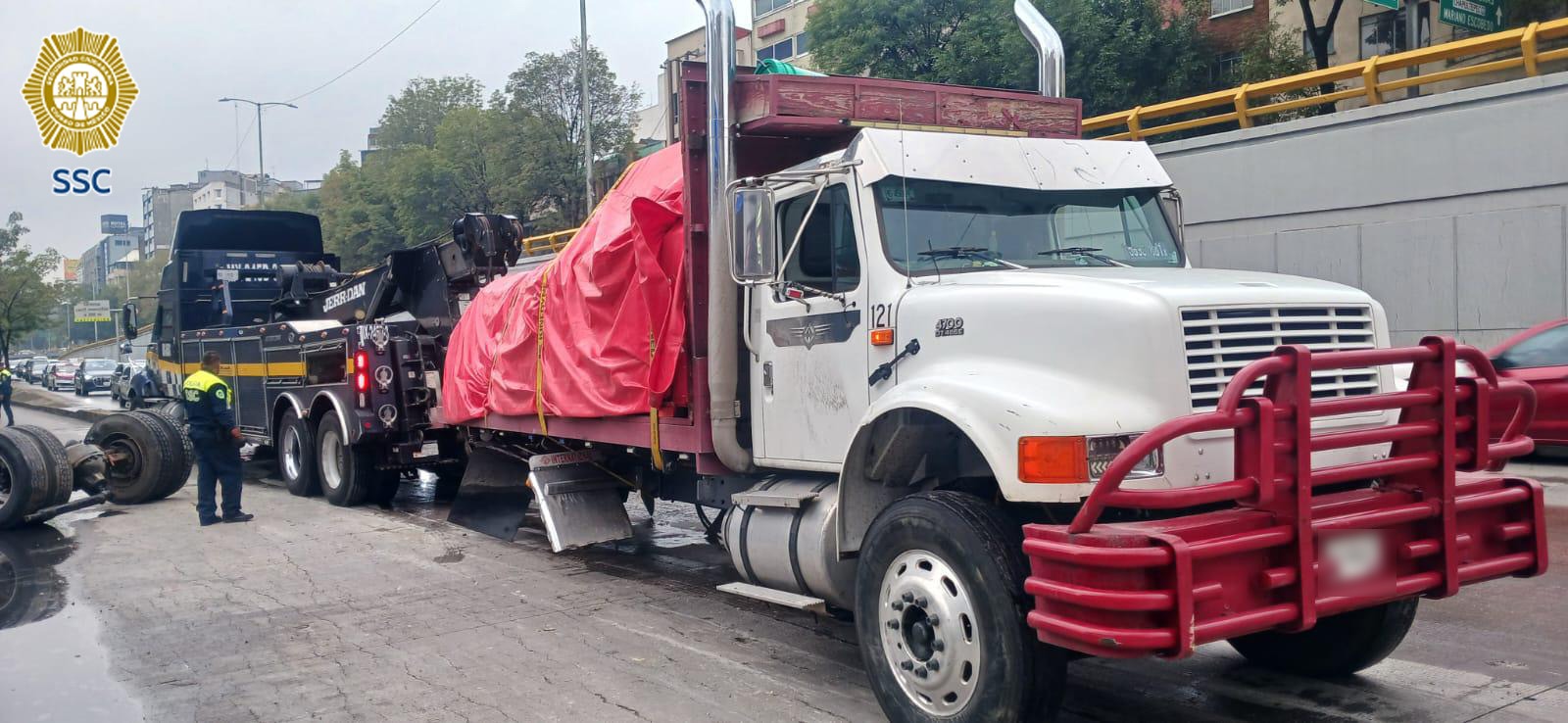 Vehículo descompuesto en Circuito Interior desquicia tránsito vehicular