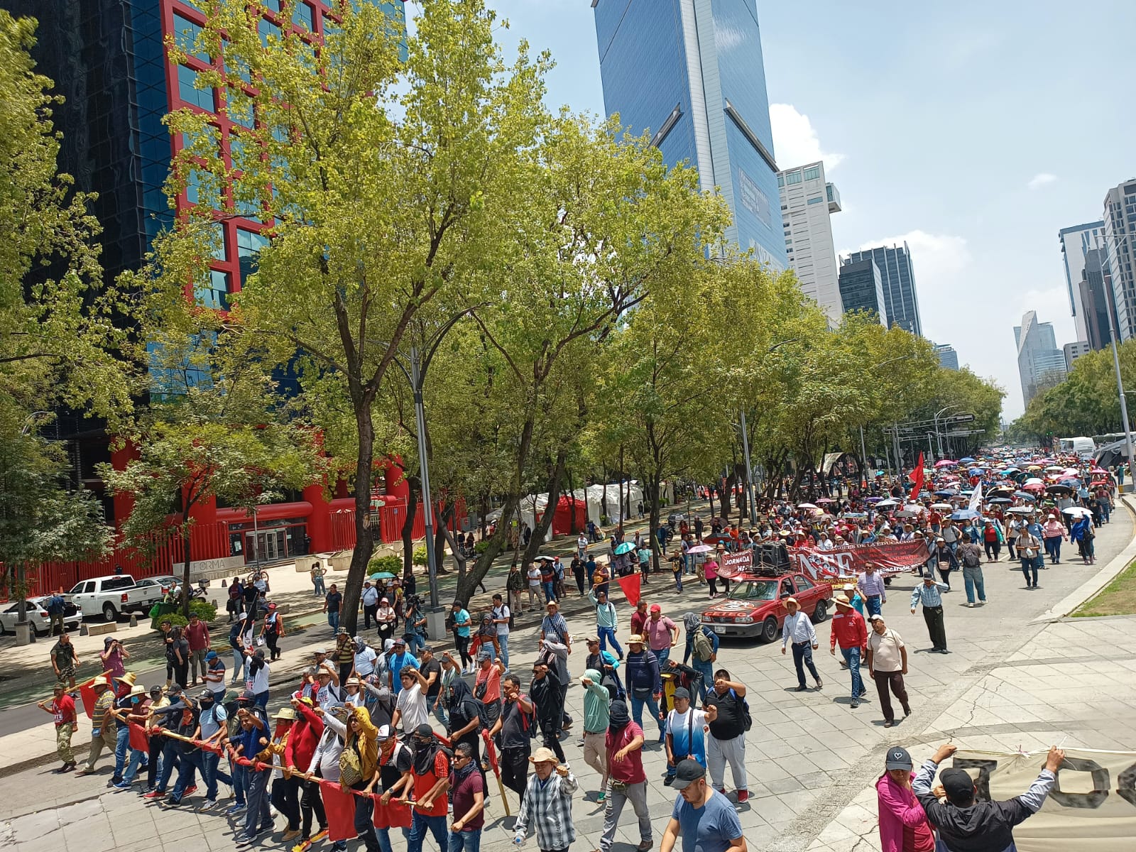 Marcha de maestros por Paseo de la Reforma