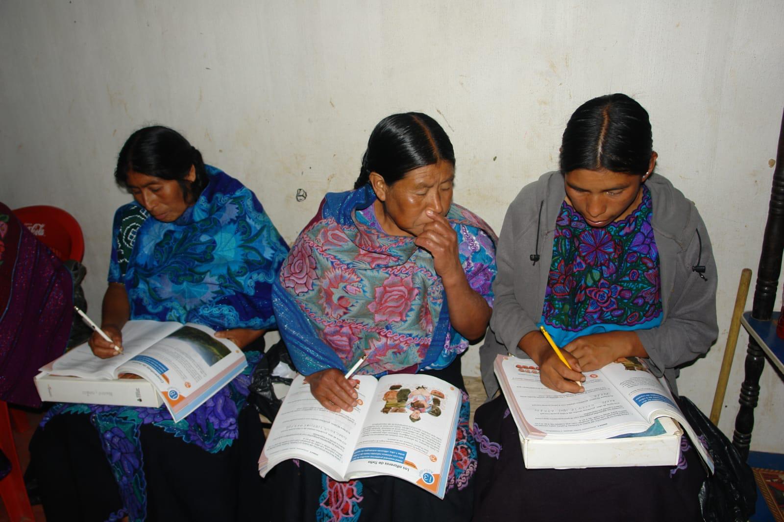 La Secretaría de Educación Pública (SEP), a través del Instituto Nacional para la Educación de los Adultos (INEA), ofrece servicios educativos en 66 lenguas maternas de los pueblos originarios del país, entre las que destacan el náhuatl, el zapoteco, el mixteco y el maya. Actualmente, con el modelo de educación indígena bilingüe, se atiende en todo el país a 9 mil 231 personas, informó el titular del Instituto, Armando Contreras Castillo. Destacó que, de ese total, 8 mil 855 reciben servicios de alfabetización; 165 de primaria; y 211 de secundaria. De estas personas, 5 mil 719 son mujeres y 3 mil 512 son hombres. Respecto a esta oferta educativa del INEA, el secretario de Educación Pública, Mario Delgado Carrillo, ha comentado que está dirigida a personas de 15 años en adelante que no tuvieron la oportunidad de cursar o concluir su educación básica en el sistema escolarizado, ofreciéndoles servicios de alfabetización en lenguas indígenas, con un enfoque bilingüe para comunidades originarias, así como educación primaria y secundaria con certificación oficial de la SEP. Esta acción, dijo, responde al compromiso de la Presidenta Claudia Sheinbaum Pardo de combatir el analfabetismo y reducir el rezago educativo en México, así como de construir una República fraterna, con pleno reconocimiento de los derechos y la justicia para los pueblos indígenas. Contreras Castillo, informó que los estados que más población indígena atienden a través del modelo educativo del instituto son: Chiapas, con 4 mil 113 personas (2 mil 525 mujeres y mil 588 hombres); Puebla, con mil 029 (608 mujeres y 421 hombres); y Guerrero, con 692 (445 mujeres y 197 hombres). Destacó que, de enero al cierre de abril de 2025, mil 336 personas aprendieron a leer y escribir; 108 culminaron la primaria; y 84 certificaron la secundaria. Es decir, mil 528 personas hablantes de lenguas indígenas concluyeron uno de estos niveles a través del INEA. Resaltó que la estrategia forma parte de un esfuerzo del Gobierno de México por garantizar el acceso equitativo a la educación básica, sin importar la lengua, condición física o ubicación geográfica. Asimismo, mencionó que se impulsa la formación continua de asesores educativos bilingües, quienes desempeñan un papel clave como mediadores culturales y pedagógicos. Estos facilitadores no solo enseñan, sino que también generan confianza en las comunidades y fortalecen la identidad cultural de las personas educandas.