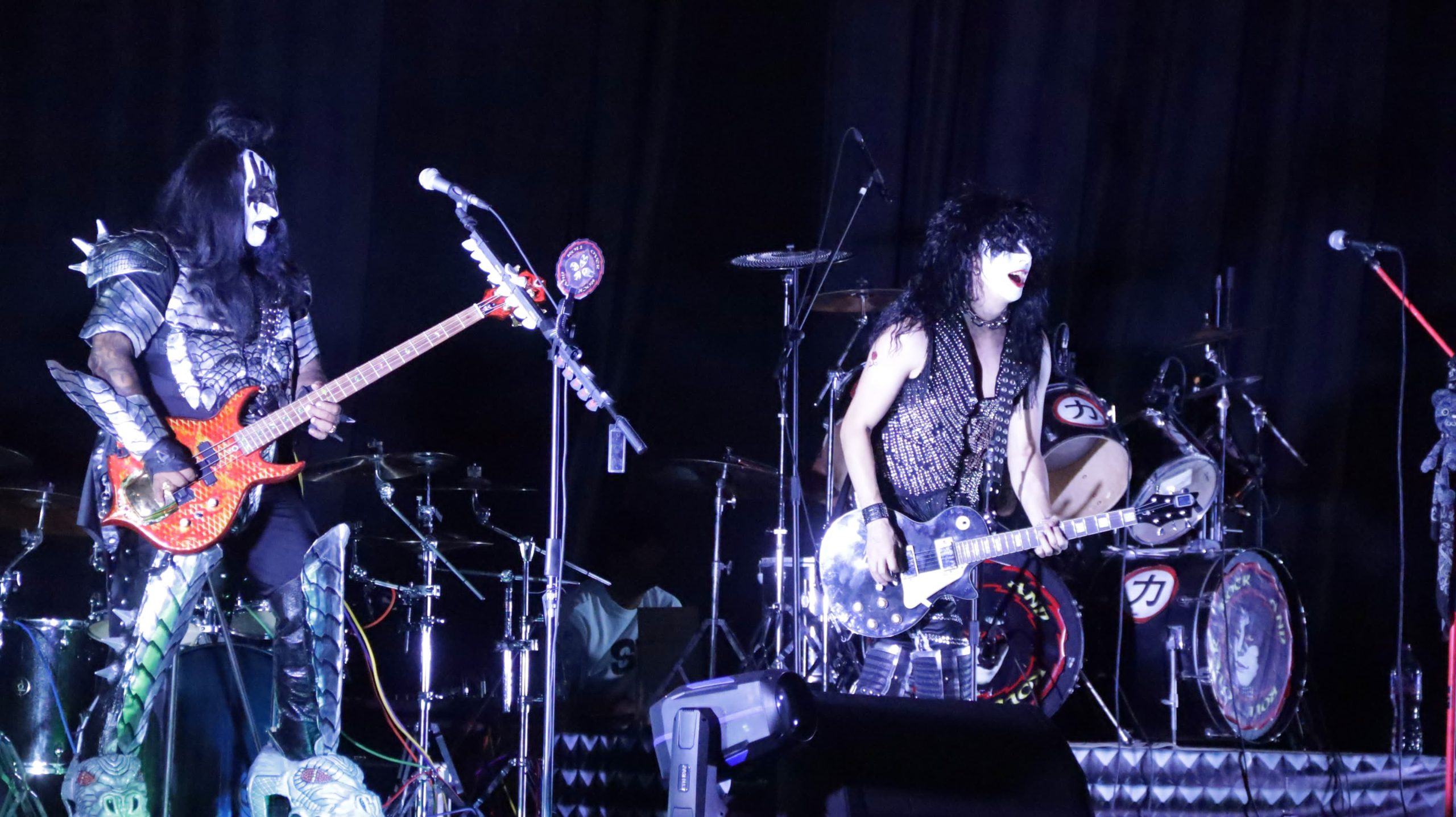 Papás viven tributo a Kiss en Centro Cultural Futurama de la GAM
