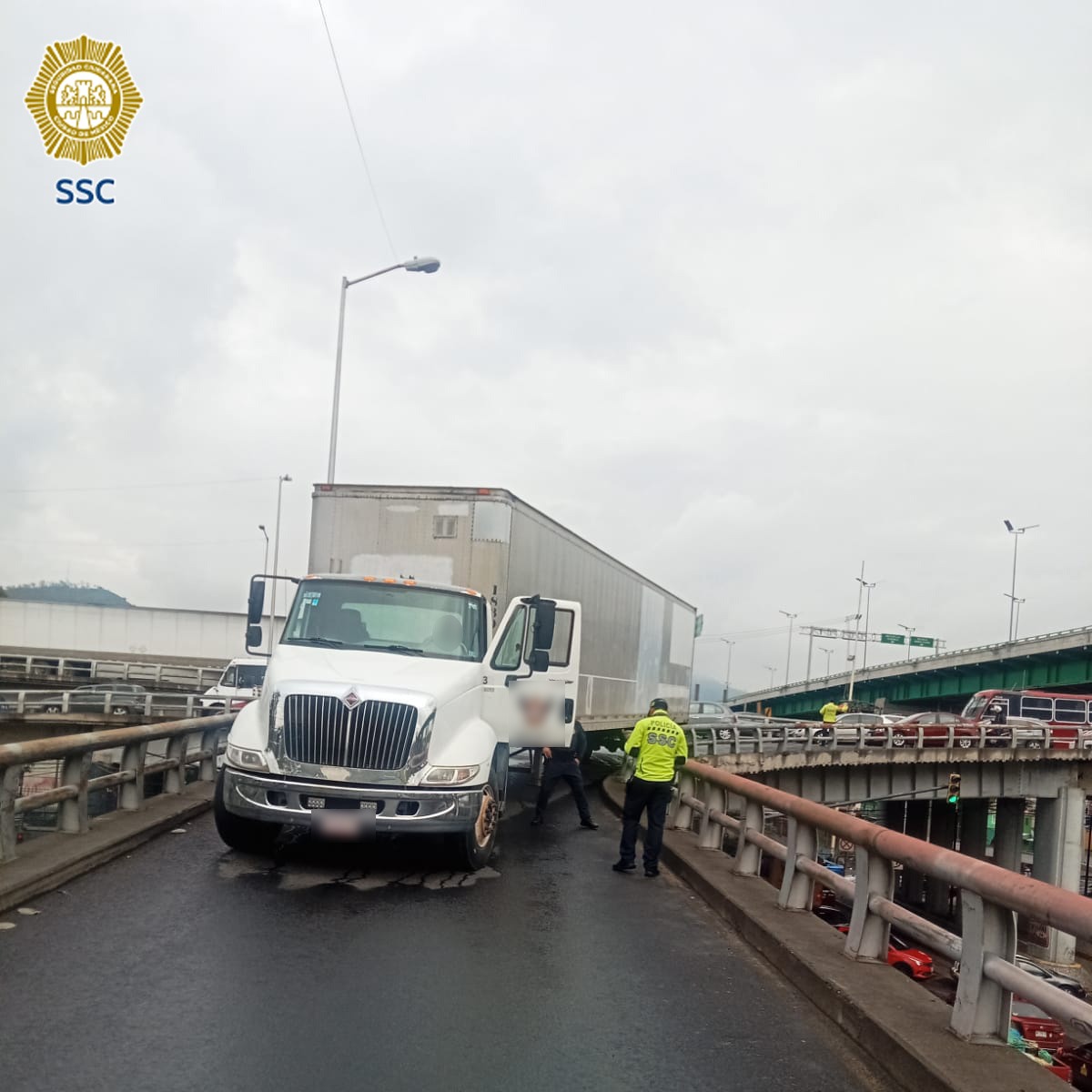 Debido a las dimensiones de un camión quedó atorado en puente límite de la CDMX