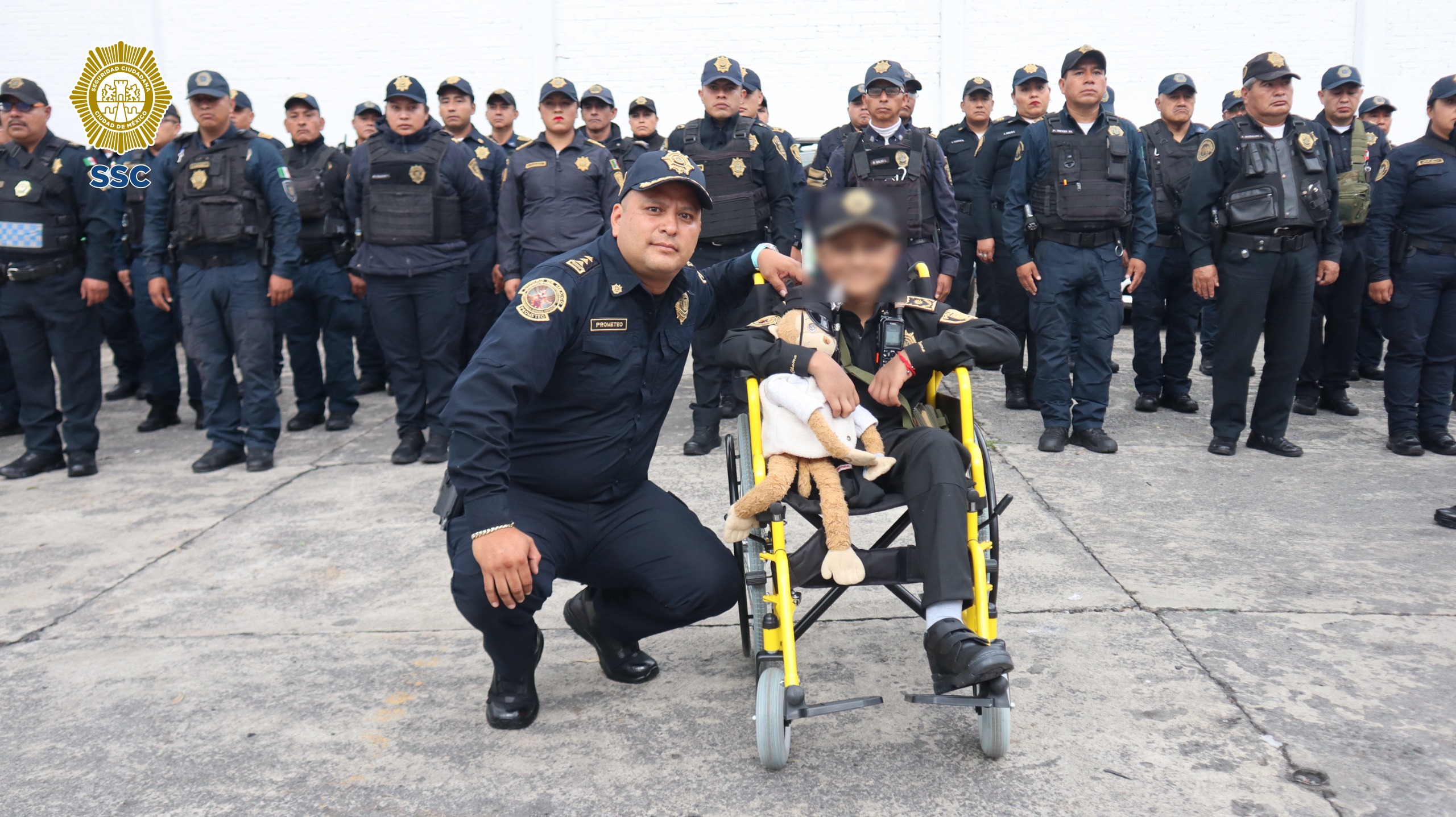 Policia de la CDMX no solo vigila además cumplió el sueño de un niño