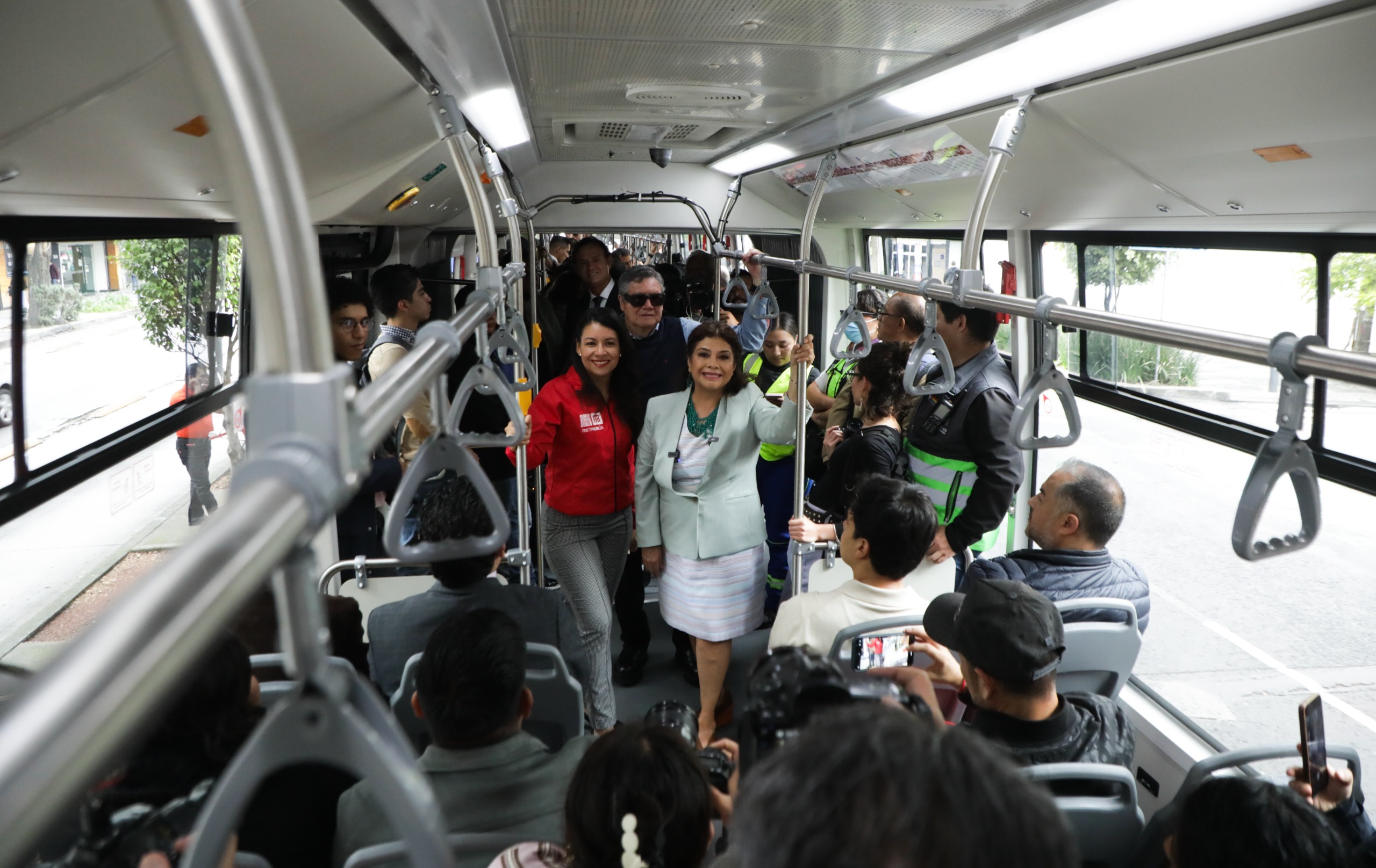 Brugada pone en marcha nuevas unidades del Metrobús