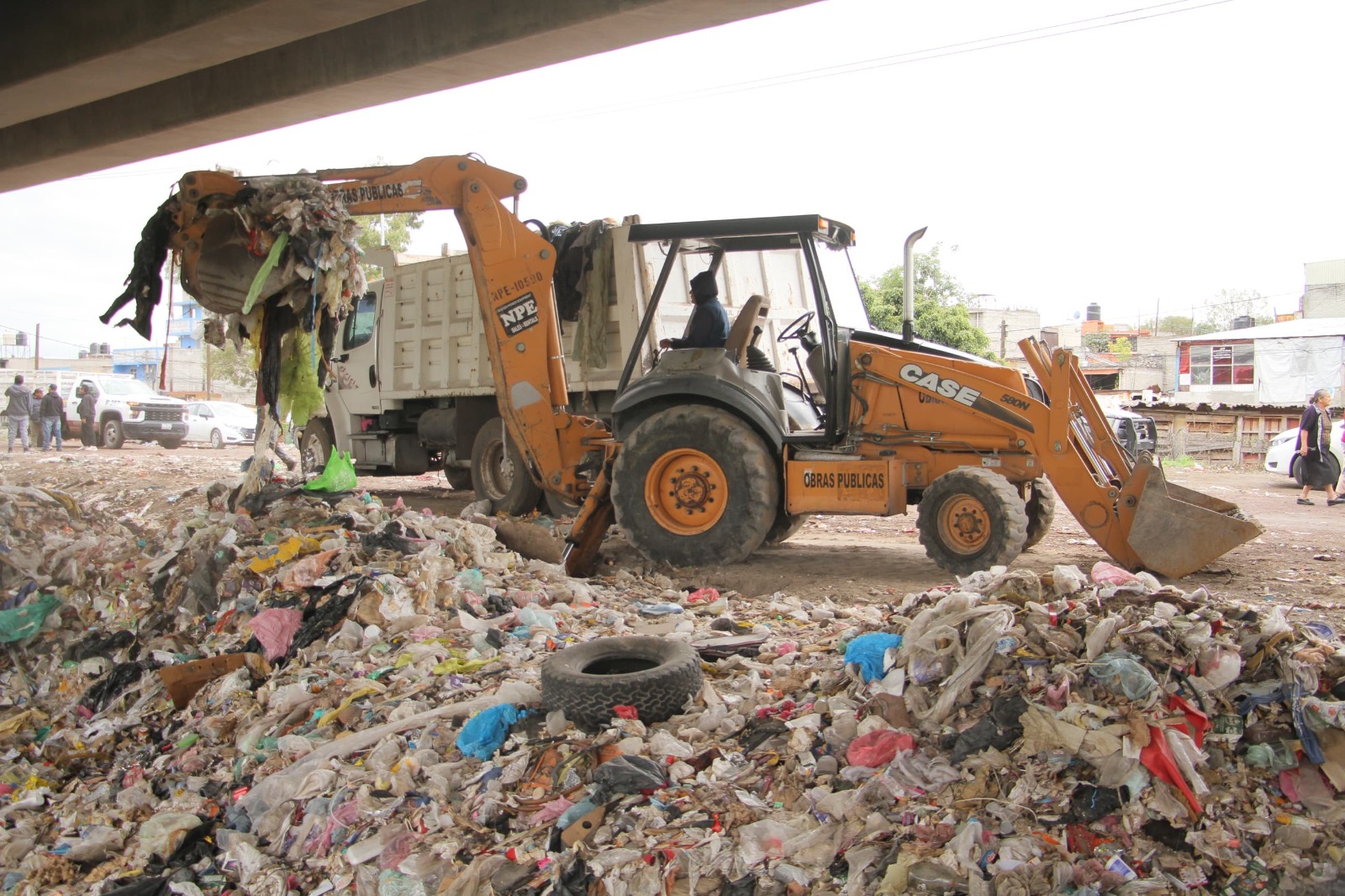 Continúa limpieza a la orilla del Gran Canal en Ecatepec