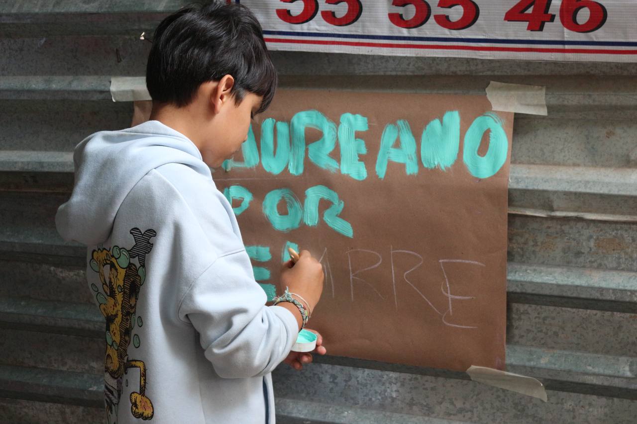 La vocera del movimiento “Salvemos a Laureano”, Patricia Solano, celebró el esfuerzo de la comunidad formada alrededor del árbol centenario, declarado Patrimonio Monumental, a fin de que sea respetado íntegramente; además dijo que formarán una asociación civil en defensa de los árboles de la capital del país. “Creo que el siguiente paso será estar todos muy alerta y esto será mediante una asociación para salvaguardar a nuestros árboles, nuestro medio ambiente y estar todos en esta sensibilidad de protegerlos y de cuidarlos que nos hemos dado cuenta que unidos podemos lograr muchas cosas”. En ese sentido, Solano aclaró que se deslindan completamente de quienes buscan expropiar el predio. “No comulgamos con esa parte, creemos en el respeto de la propiedad privada y entonces reiterar nuevamente que se abrieron las puertas y se seguirán abriendo las puertas de este movimiento y ahora de esta asociación para entender que la ayuda no tiene camiseta ni color”, dijo. El “Laureano Fest” hubo actividades de poesía, danza, taller de pintura y manualidades para fomentar la unión vecinal y el cuidado al medio ambiente