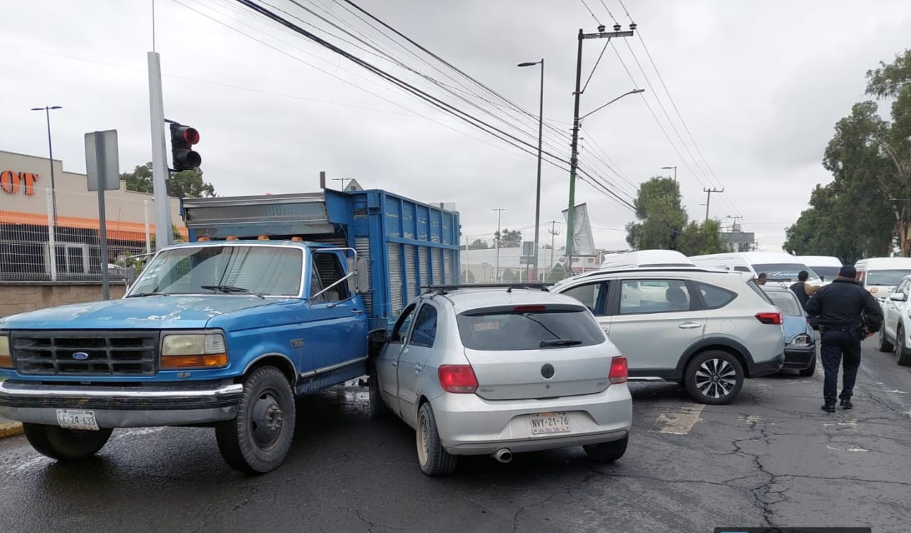 Choque múltiple en vía Morelos deja cuatro lesionados