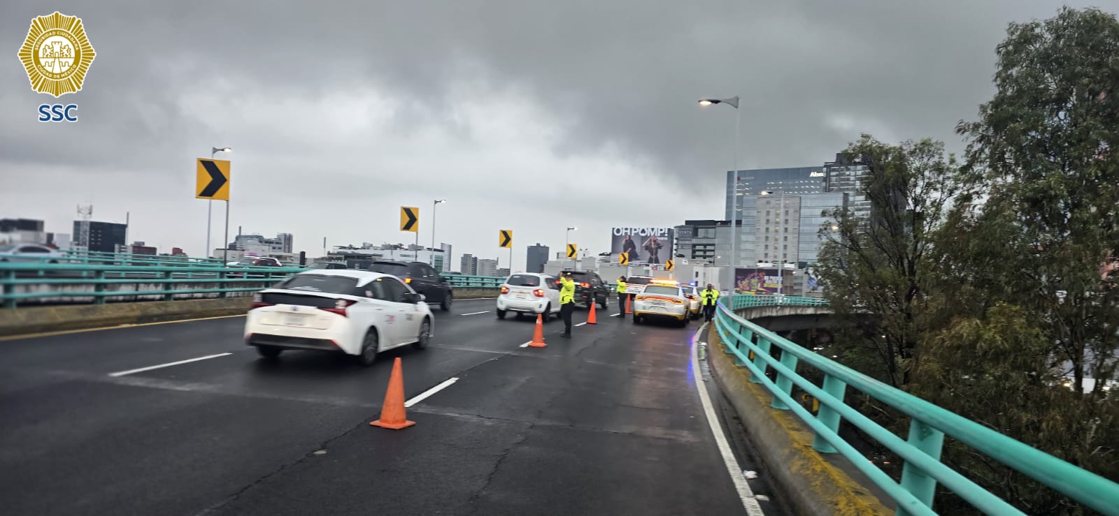 Reduce carriles la SSC en segundo puso de Periférico por ramas y piso mojado