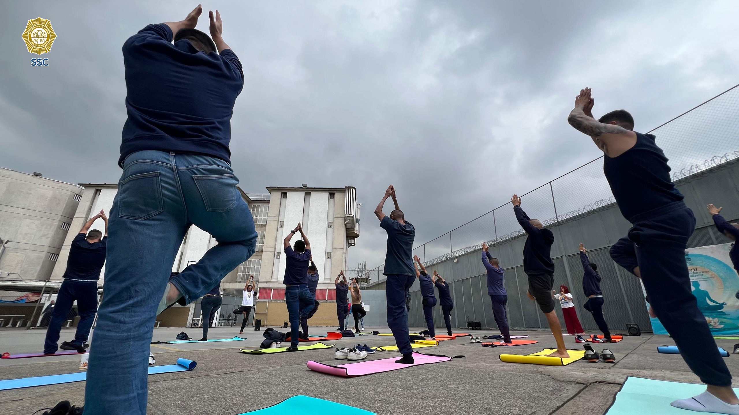 Llevan yoga a centros penitenciarios para fortalecer proceso de reinserción