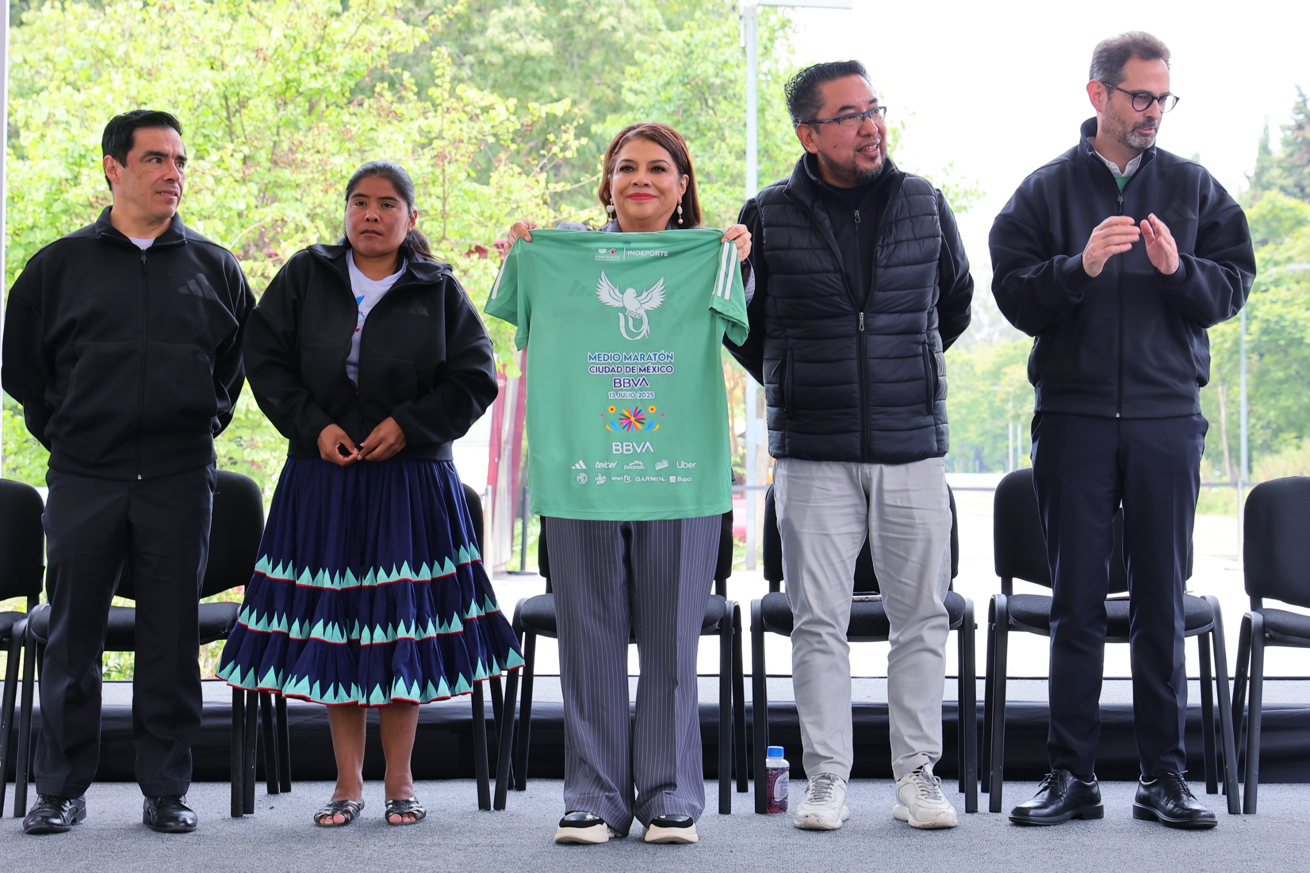 Presentan playera y medalla del Maratón Ciudad de México 