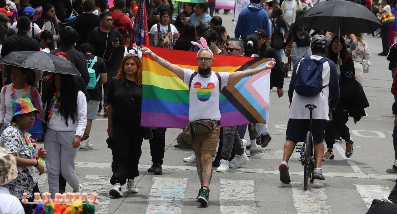 Miles participan en la Marcha del Orgullo LGBTTTIQ+