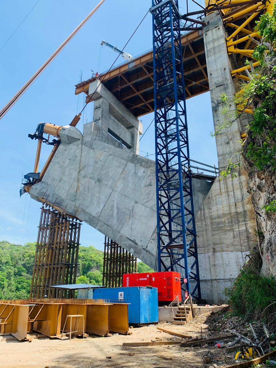 En proceso instalación de estructura de acero del Puente Rizo de oro en Chiapas