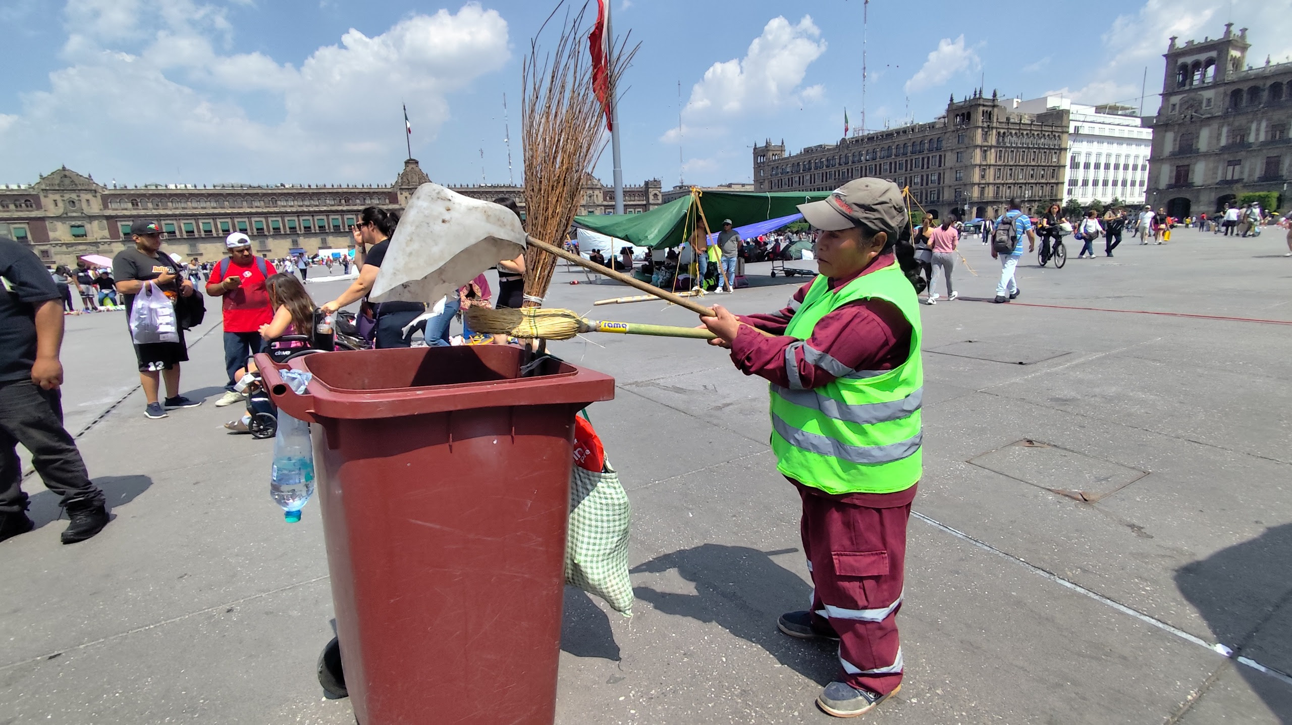 Realizan limpieza del Zócalo tras salida de manifestantes