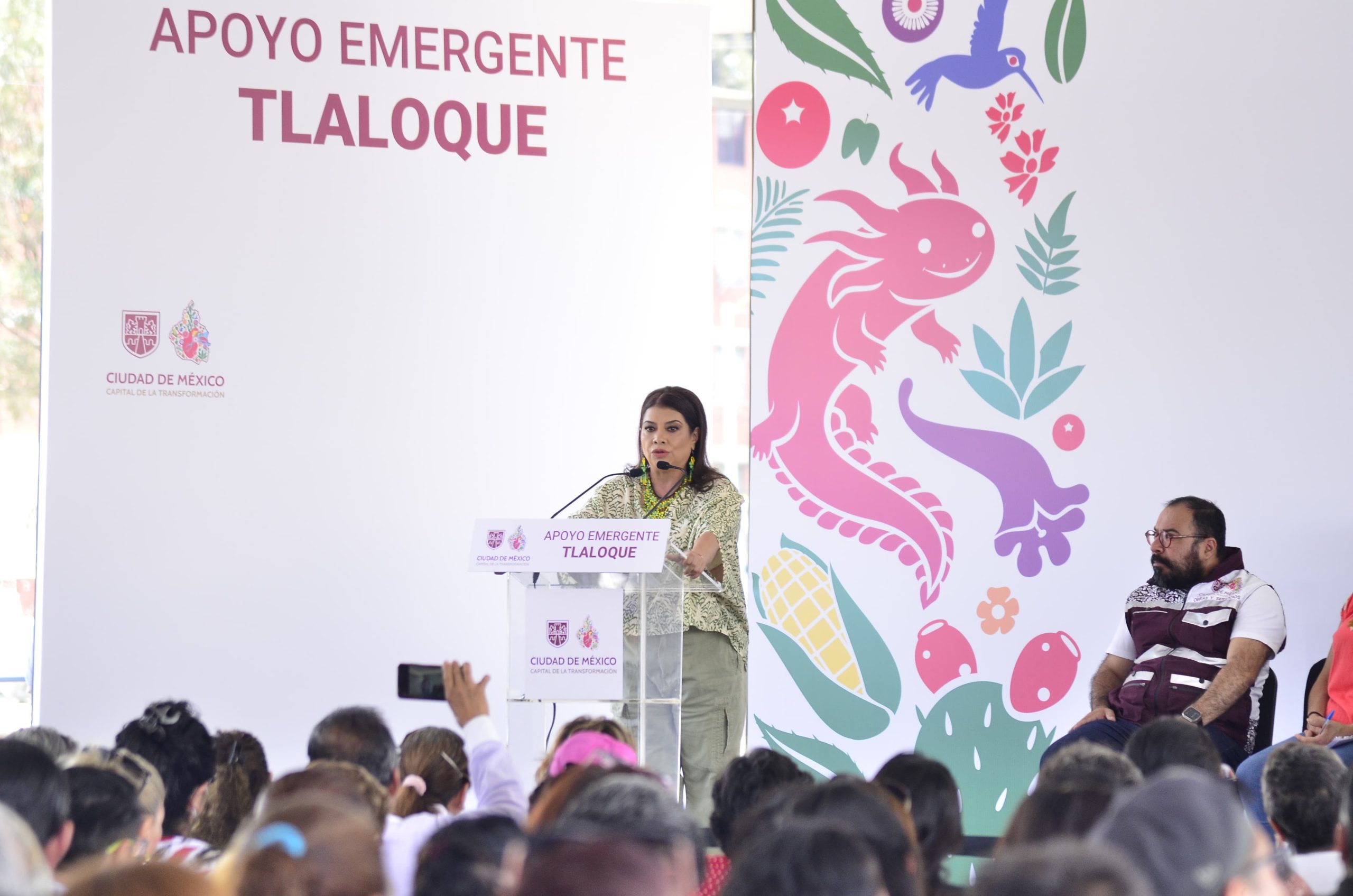 Clara Brugada Molina, encabezó la entrega de apoyos económicos a afectados por lluvias