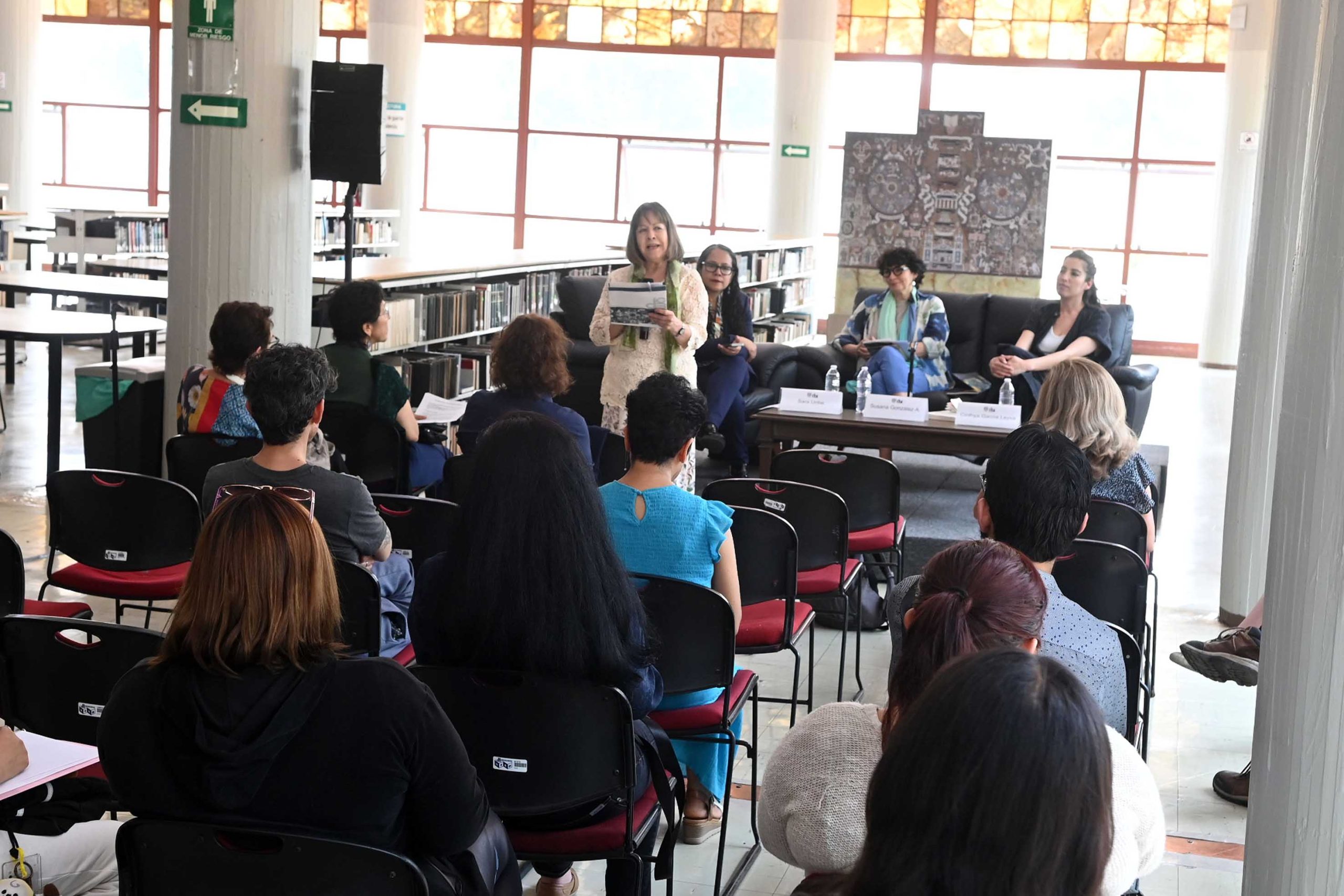 Innova la UNAM con escritores en la Biblioteca Central que exponen historias