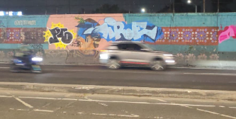 Detiene la policía a cuatro que hacian graffiti en barda perimetral del Metro
