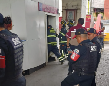 Bomberos trabajan para rescatar a persona atrapada en elevador del Metro en línea 1
