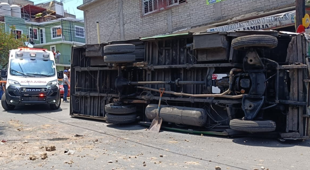 No llevaba pasaje el camión volcado ayer en Iztapalapa