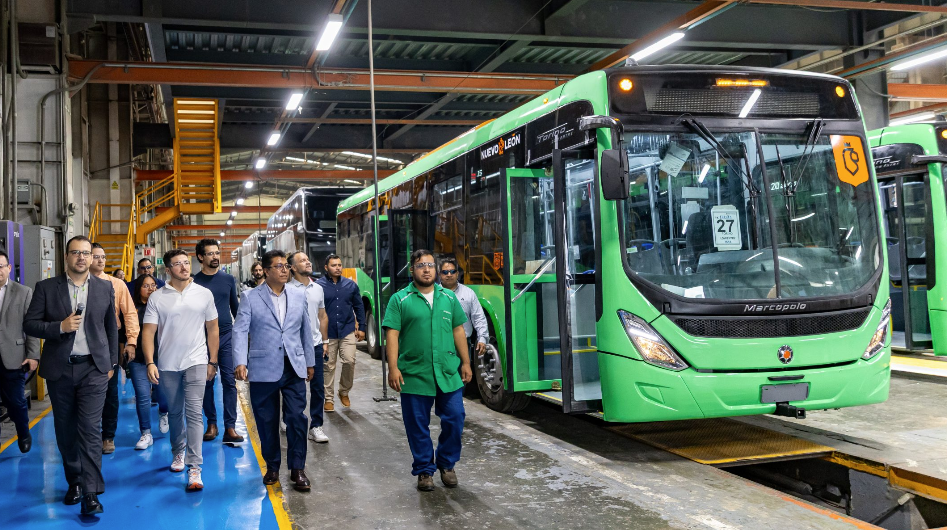 Samuel García supervisa producción de unidades Volvo