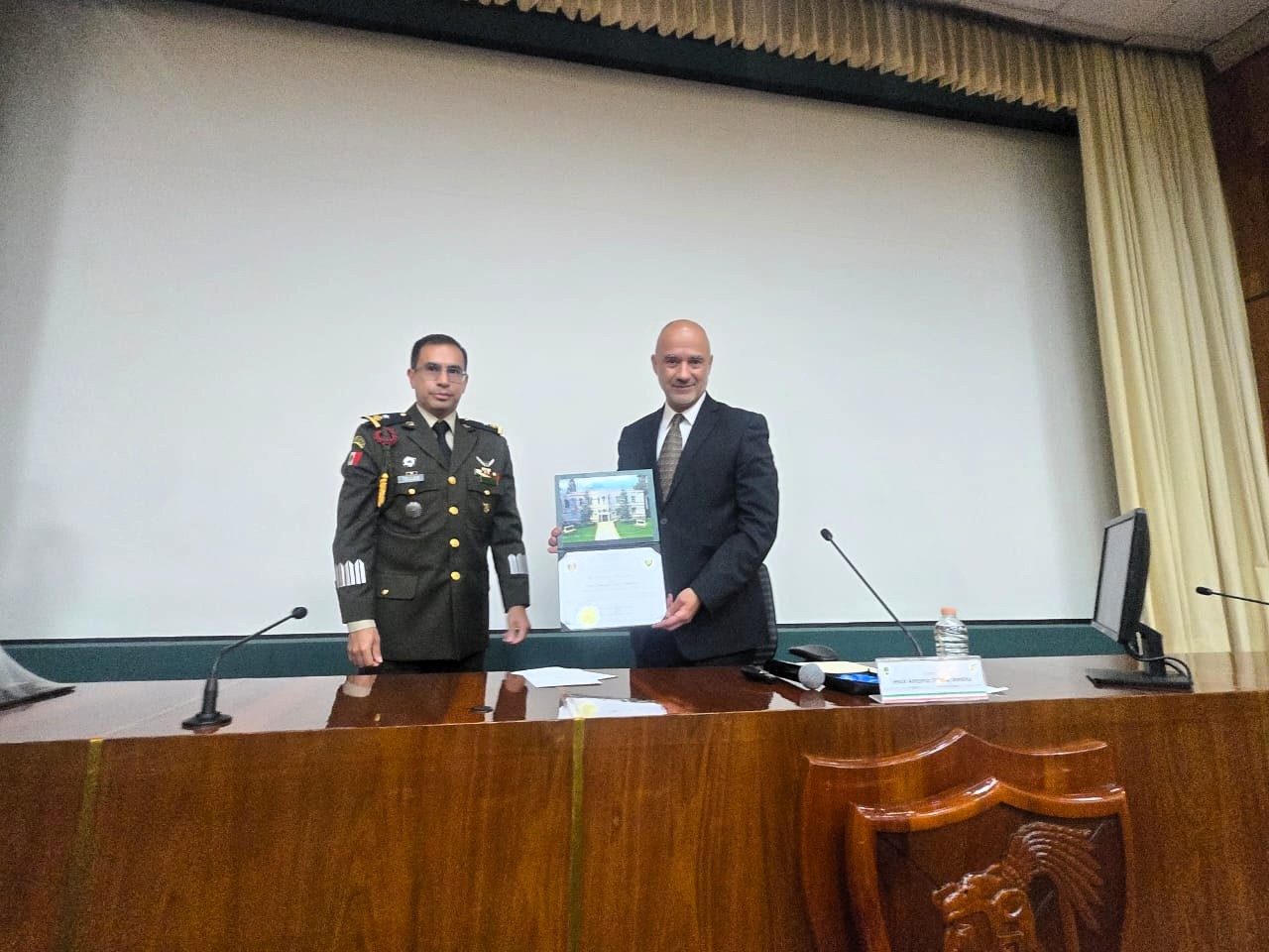 Jesús Antonio Esteva Medina sostuvo un encuentro con altos mandos de las fuerzas armadas del país