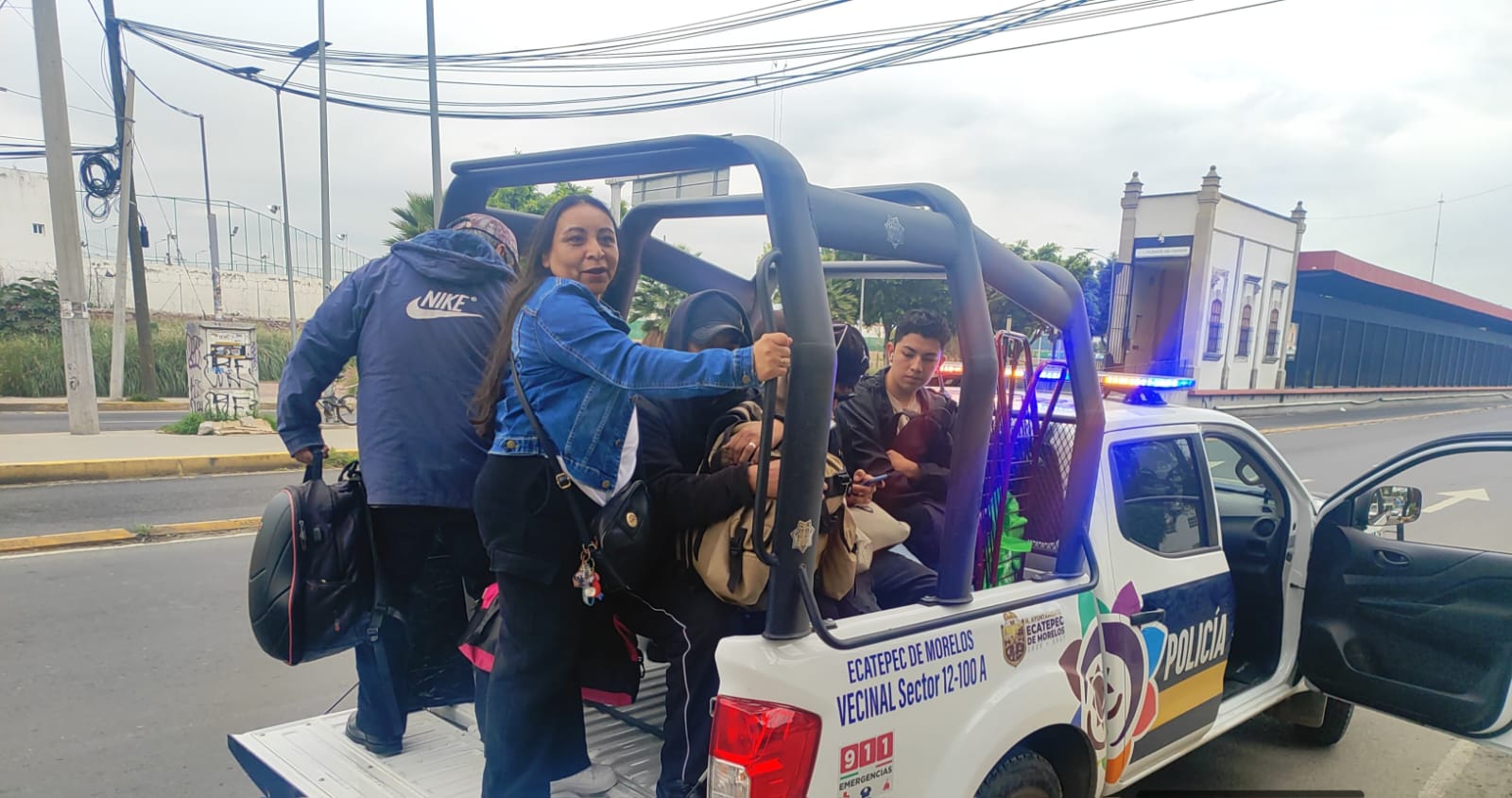 Policía apoyó a ciudadanos ante bloque en Puente de Fierro, en Ecatepec