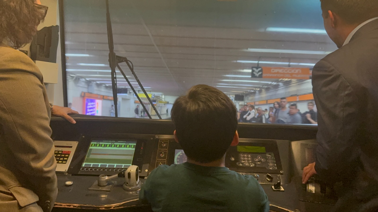 Al cumplir nueve años, Maximiliano, un niño fan del Metro, hizo realidad uno de sus sueños.