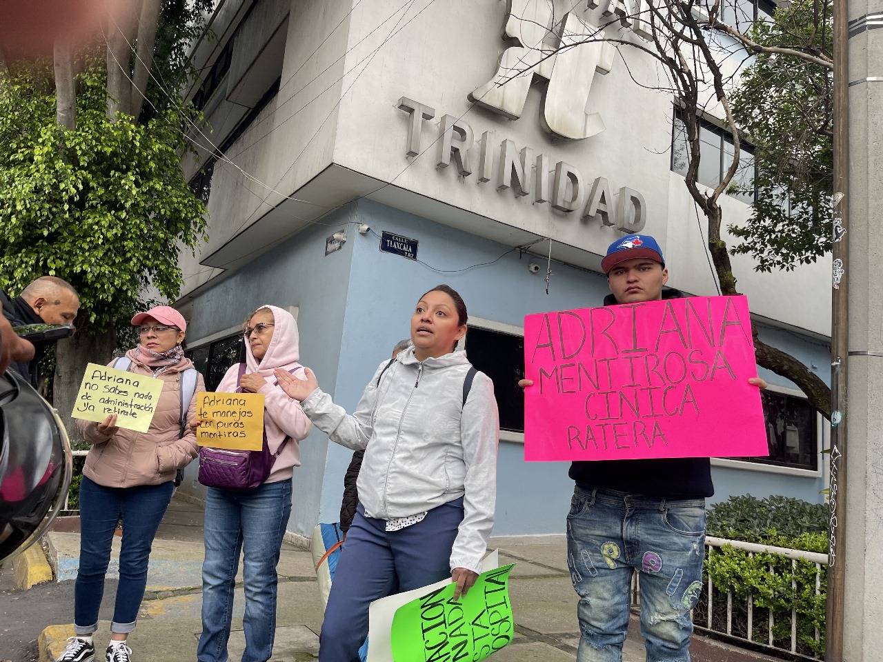 Una decena de extrabajadoras y extrabajadores del Sanatorio Trinidad se manifestaron por segunda vez frente al hospital, exigiendo el pago de sueldos, bonos y prestaciones laborales que les adeudan desde hace más de un año y durante la protesta, enfrentaron directamente a la administradora del hospital, Adriana Beltrán Mallén, a quien acusan de encabezar despidos injustificados y permitir irregularidades médicas dentro del centro de salud. Beltrán Mallén salió a encarar a los manifestantes y aseguró que tiene “disposición de pagar”, pero que el hospital “carece de recursos económicos” para hacerlo. Sin embargo, fue confrontada por la enfermera Pamela Vega, quien desmintió sus declaraciones de que fueron ellas quienes solicitaron la rescisión de la relación laboral. “Nosotros no pedimos la rescisión de la relación, acudimos a la Junta Local de Conciliación y Arbitraje buscando una solución mediante el diálogo, no un despido”, dijo, mostrando el documento oficial con fecha del 25 de marzo, que convocaba a una “Audiencia de Conciliación Prejudicial”. Al día siguiente de esa audiencia, el personal afectado fue bloqueado de su lugar de trabajo. Las trabajadoras y trabajadores presentaron incluso una imagen de la orden enviada por Alma Sigalas Chicas, directora de Recursos Humanos del Sanatorio, instruyendo al personal de seguridad a impedir el ingreso a los trabajadores “dados de baja” ese mismo día, configurándose así el despido injustificado. “Fuimos despedidas por exigir que se nos pagaran los bonos trimestrales a que teníamos derecho porque están en el contrato colectivo, los vales de despensa, el fondo de ahorro y nuestros salarios en tiempo y forma”, denunció María del Carmen Sánchez, extrabajadora con casi 14 años de antigüedad. Y si se dio la conciliación y el acuerdo de pago por apenas una cuarta parte de lo que en realidad les correspondía, dijo María del Carmen Sánchez, fue porque “tenemos necesidad, somos cabeza de familia y tenemos responsabilidades diarias que resolver”, le espetó en la cara. Además de las irregularidades laborales, las y los manifestantes insistieron en que el Sanatorio operó durante al menos año y medio con quirófanos clausurados por Cofepris, realizando cirugías clandestinas sin condiciones sanitarias adecuadas, lo que habría provocado graves daños a la salud de pacientes, por lo que fue cerrado luego del aviso que recibieron de algún funcionario de la Cofepris, de que harían una inspección tras una denuncia pública de lo que allí ocurría. También denunciaron los extrabajadores que el hospital introdujo medicamentos sin responsable farmacéutico, operando en total impunidad con la total complacencia de la Comisión Federal para la Protección contra Riesgos Sanitarios (Cofepris). A pesar de existir una clausura de los quirófanos y una “suspensión de trabajos y servicios de este establecimiento” girada el 24 de septiembre de 2024, el Sanatorio Trinidad sigue en funciones como consultas y otros, como se podrá ver, ya que las instalaciones, si bien ya no albergan pacientes en hospitalización y cirugías que han sido trasladadas al hospital San Luis, si ofrece otros servicios. A pesar de que desde octubre de 2023 se giró una orden de clausura de quirófanos y el 24 de septiembre de 2024 se pegó una “suspensión de trabajos y servicios de este establecimiento”, el Sanatorio Trinidad continúa operando, brindando consultas médicas y otros servicios. Aunque las instalaciones ya no albergan pacientes hospitalizados ni se realizan cirugías —las cuales han sido trasladadas al Hospital San Luis—, el sanatorio permanece activo en otras áreas de atención. Durante la protesta, pancartas con frases como “Adriana mentirosa, cínica, ratera”, “No sabes nada de administración, retírate” y “Te manejas con puras mentiras”, evidenciaron el hartazgo de los manifestantes, quienes anunciaron que continuarán movilizándose hasta que se les pague lo que por ley les corresponde. De hecho, los trabajadores dijeron que ese nosocomio funcionó bien durante muchos años y llegó a ser un referente en la zona de hospitales de la Colonia Roma, pero cuando llegó la nueva administración todo se vino abajo en dos años y medio, desde que está Beltrán Mallén al frente. “¿Dónde están las autoridades? ¿Por qué nadie actúa? No solo violaron nuestros derechos laborales, también los derechos de los pacientes. Seguiremos alzando la voz”, sentenció Sánchez.