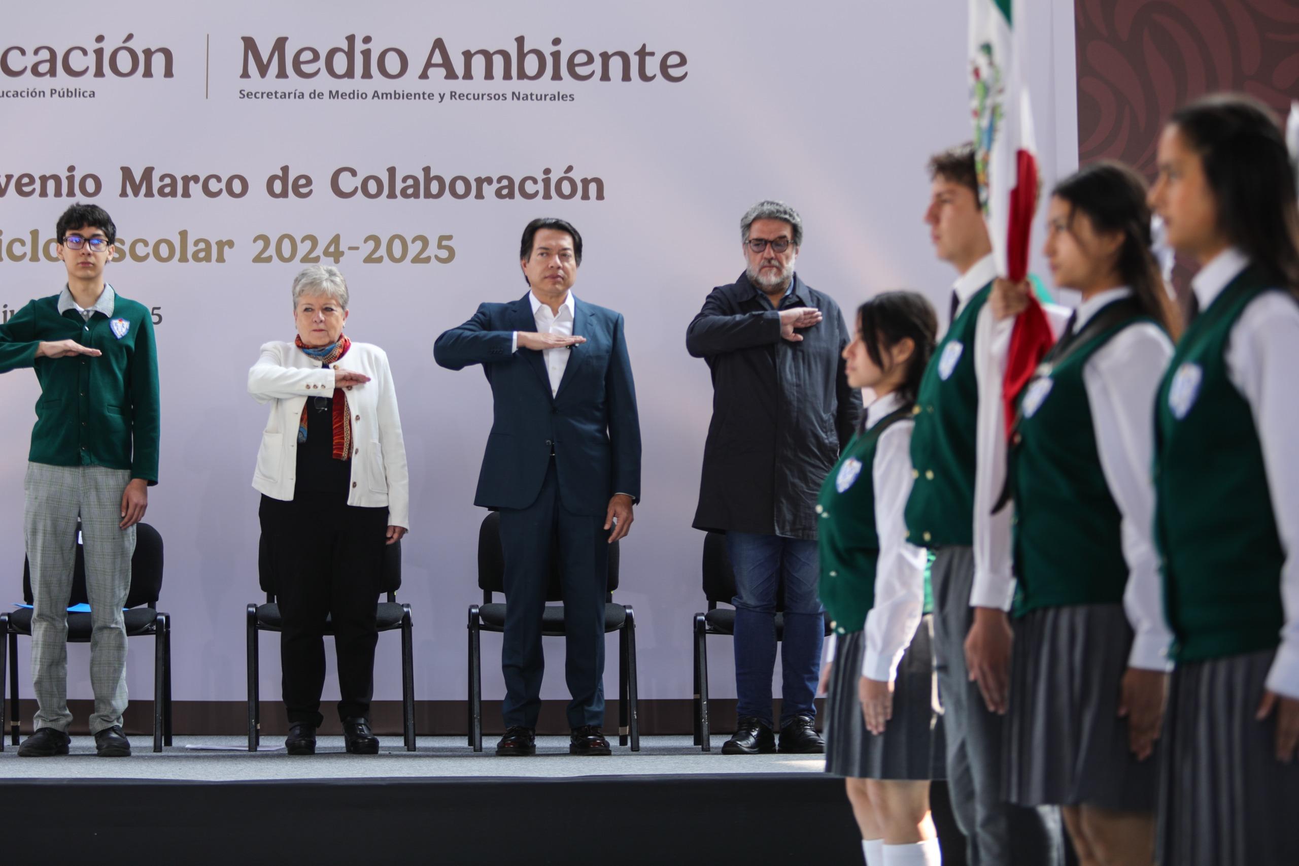 En el marco de la conclusión del ciclo escolar 2024–2025 en las instalaciones de la escuela, Secundaria Diurna No. 51 “Profesor Carlos Benítez Delorme” la Ciudad de México, la secretaria de Medio Ambiente y Recursos Naturales, Alicia Bárcena Ibarra, y el secretario de Educación Pública, Mario Delgado Carrillo, firmaron un Convenio Marco de Colaboración con el objetivo de articular esfuerzos institucionales para fortalecer la educación ambiental en todos los niveles del Sistema Educativo Nacional (SEN) como parte de la Nueva Escuela Mexicana (NEM), impulsada por la Presidenta Claudia Sheinbaum Pardo. Este instrumento, que fue signado por primera vez en un plantel escolar tiene como objetivo principal desarrollar una educación ambiental integral con enfoque territorial y pertinencia cultural en todos los niveles educativos, incorpora principios de interculturalidad, justicia socioambiental e igualdad, al tiempo que fortalece la educación indígena e intercultural desde una perspectiva de sustentabilidad, e impulsa proyectos comunitarios orientados a la reforestación, la restauración ecológica y la conservación de la biodiversidad. Asimismo, promueve la gestión del agua y la adaptación al cambio climático y reconoce el valor del patrimonio biocultural como eje formativo en las comunidades escolares del país. En su intervención, la titular del sector ambiental federal señaló “necesitamos un nuevo paradigma para proteger nuestros recursos naturales, somos uno de los 17 países en todo el mundo que tienen la mayor biodiversidad, tenemos además una capacidad enorme en nuestros bosques, el 70% de los bosques están en nuestro país, son bosques templados, manglares, selvas y por eso es tan importante que podamos trabajar con ustedes, espero que ustedes sean nuestros mejores aliados para que nos ayuden a no contaminar. No queremos plástico de un solo uso, ojalá esta escuela sea una de las primeras sin plástico de un solo uso”. “Este convenio representa un paso decidido hacia una educación transformadora, la educación no solo enriquece la cultura, es la primera condición para la libertad, la democracia y el desarrollo sostenible”, puntualizó. En presencia de alumnas, alumnos, maestras, maestros, madres y padres de familia, el secretario de Educación Pública, Mario Delgado Carrillo, afirmó que el convenio tiene como objetivo seguir formando una conciencia ambiental en las nuevas generaciones del país, una tarea que ya es parte fundamental de la NEM. Con esta acción, agregó, México le dice al mundo que cuenta con un gran grupo, un verdadero ejército, una nueva generación de estudiantes conscientes que entienden que salvar al planeta es el proyecto más emocionante en el que participarán a lo largo de su vida. En este sentido, el titular de la SEP aseguró que en las manos de la comunidad educativa están las llaves de un futuro en el que México puede encabezar una revolución, al enseñar que existen nuevas formas de relacionarnos con el medio ambiente y de contribuir a su preservación. Señaló que este convenio representa un compromiso que surge en un momento simbólico, cuando miles de estudiantes concluyen un ciclo de aprendizaje, porque la vida sabe que los grandes cambios requieren testigos, y esos testigos son las y los protagonistas del México del mañana. Ante la comunidad escolar de la secundaria, Delgado Carrillo agradeció a la Presidenta Claudia Sheinbaum Pardo por la implementación de la Beca Universal Rita Cetina para Educación Básica, que por primera vez ya incorpora a todas y todos los jóvenes de secundarias públicas del país, “y les tengo una buena noticia, ya los está esperando la Beca Universal Benito Juárez de Educación Media Superior, para que continúen sus estudios y ninguna, ninguno de ustedes abandone la escuela”. Finalmente, el director de la Secundaria Diurna No. 51“Carlos Benítez Delorme”, Alejandro Catalán Díaz, agradeció la elección de ese plantel para la firma de un convenio tan relevante “porque estamos convencidos que no hay mejor forma de transformar que la de incidir en los niños, adolescentes y jóvenes con acciones que determinan su bienestar”. En la ceremonia, participó también el titular de la Autoridad Educativa Federal en la Ciudad de México (AEFCM), Luciano Concheiro Bórquez. El Gobierno de México, a través de la SEP y la Semarnat, reafirma su compromiso con una educación ambiental que contribuya al bienestar de las generaciones presentes y futuras, en armonía, con visión de derechos humanos, intercultural, ética y respetuosa con nuestro patrimonio biocultural.