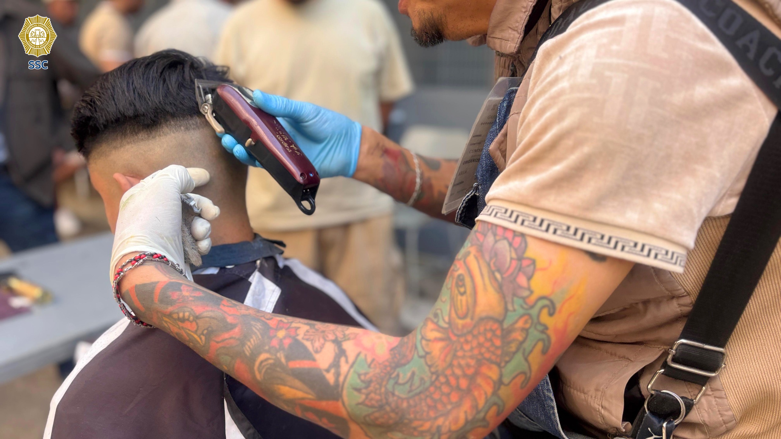 Imparten taller “Cortes que Transforman: Barbería