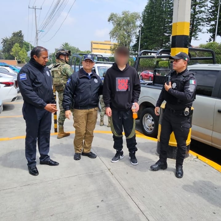 Comisario de Ecatepec entrega a policía de CDMX a menor extraviado