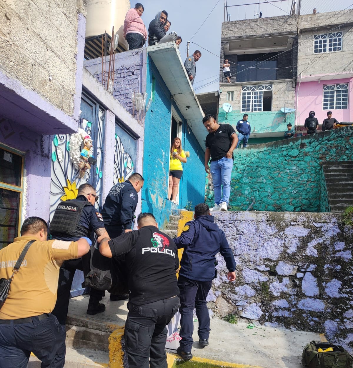 Asegura policía de Ecatepec a sujetos golpeados acusados de robo