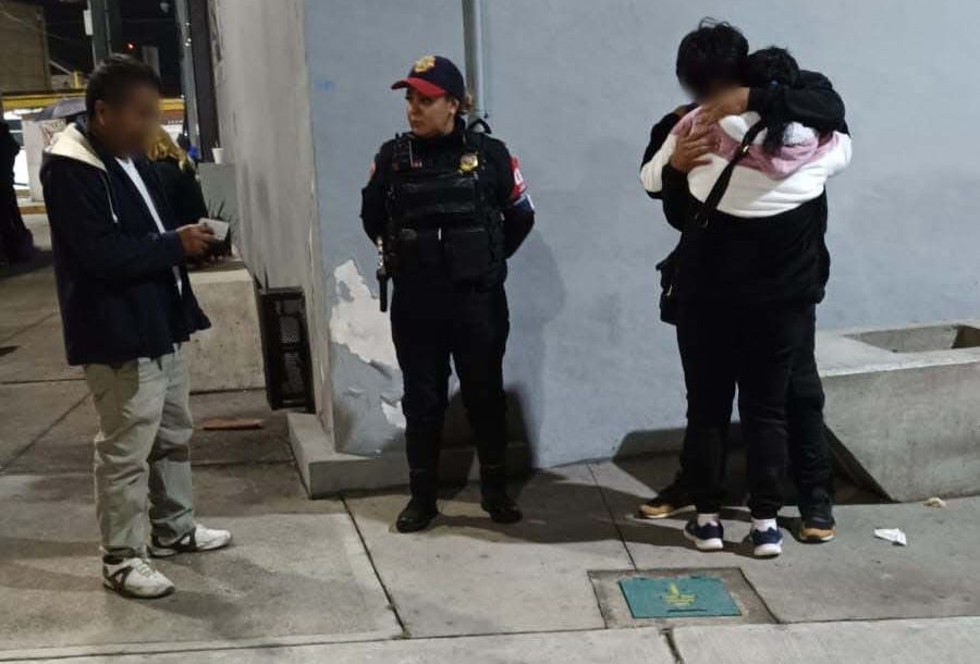 Policias lo salvan