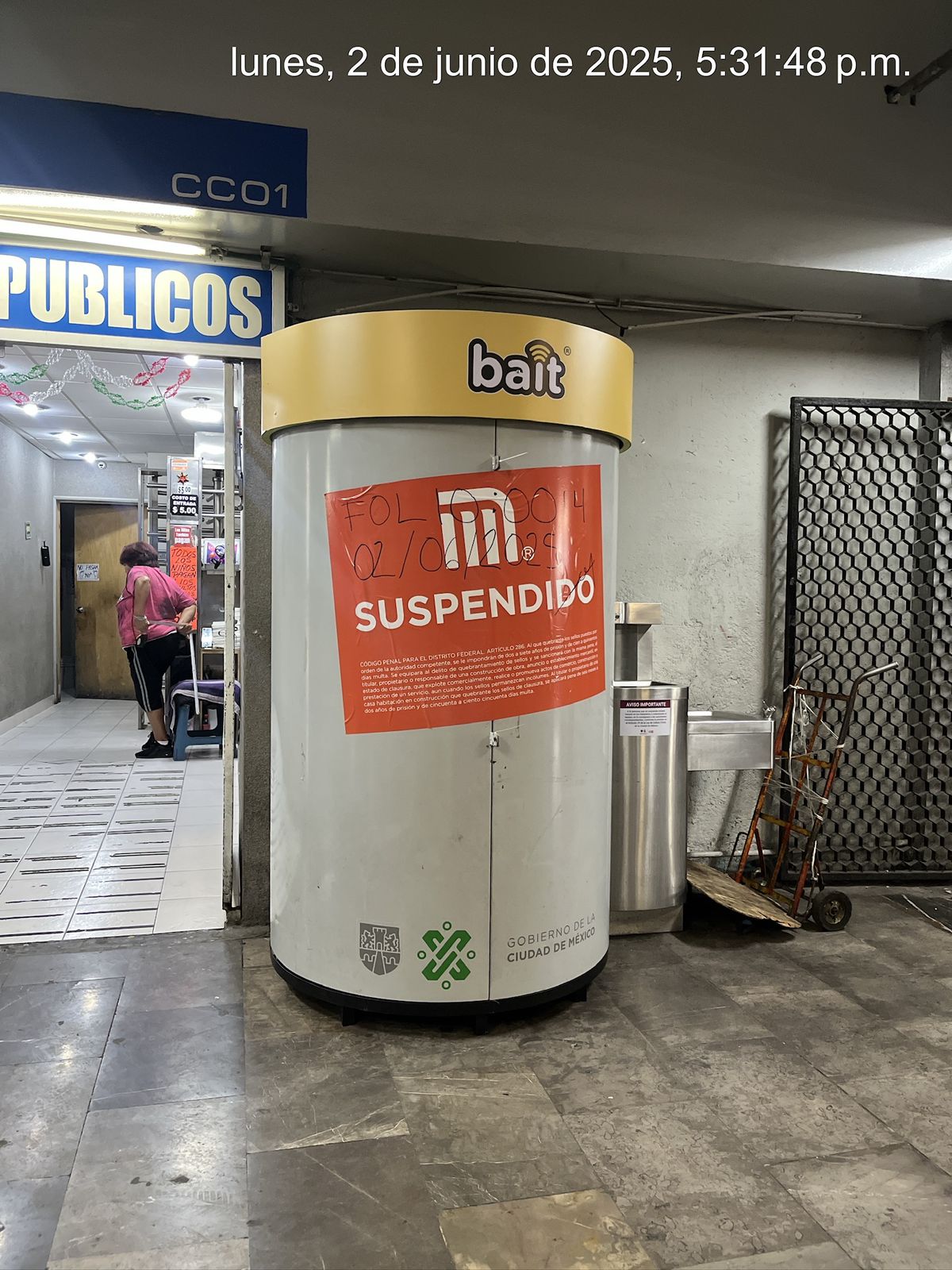 Locatarios del Metro denuncian invasión de ‘latitas bait’, al asegurar bloquean espacios, extintores y mapas