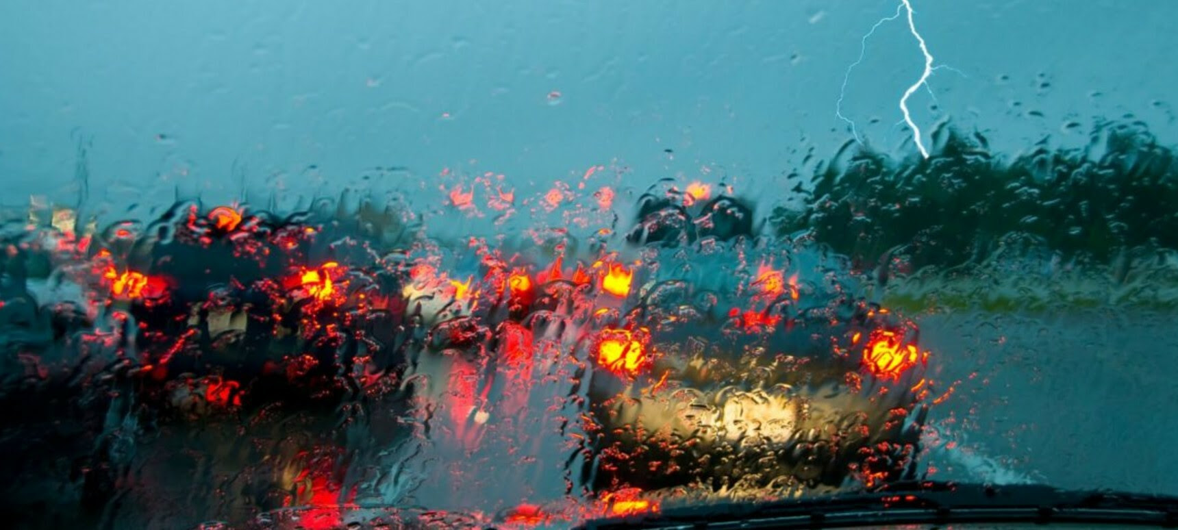Sobrevive a la lluvia, con un kit de emergencia de OSRAM para salir bien librado
