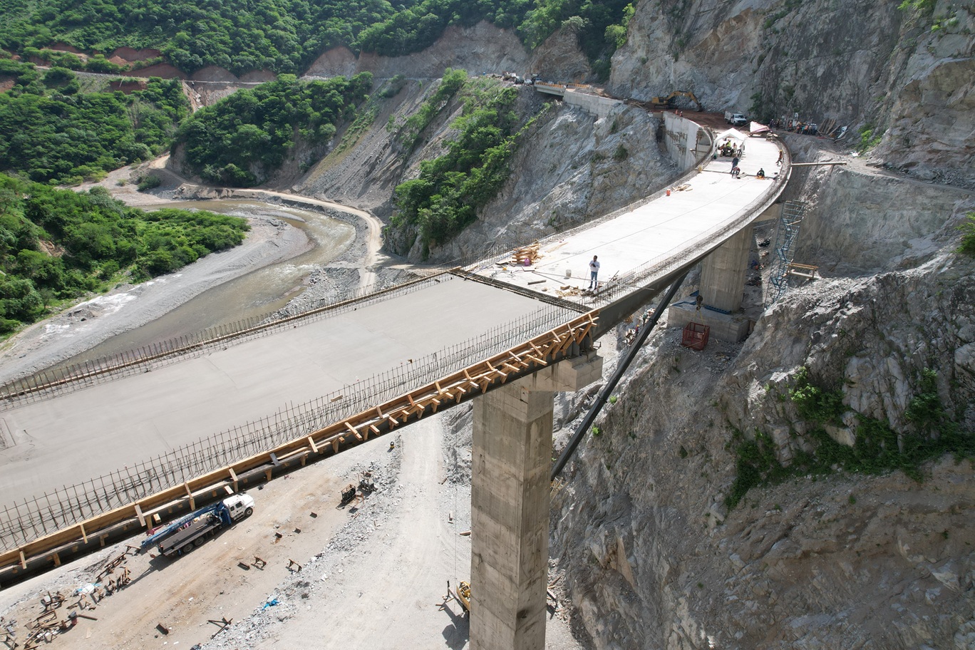 LA carretera San Ignacio-Tayoltita reforzada con 18 estructuras creo 24 mil empleos