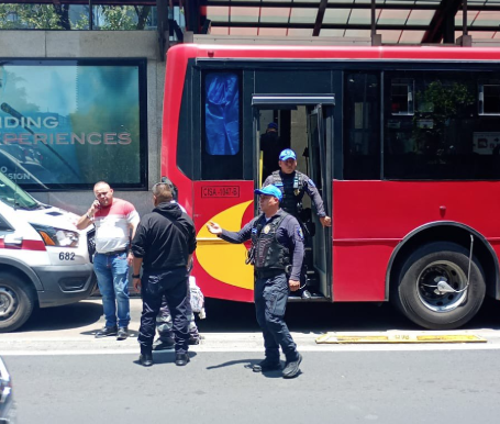 Fallece adulto mayor a bordo de una unidad el Metrobús
