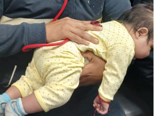 rescata a bebé abandonado