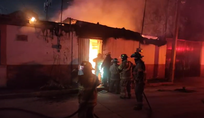 Bomberos de Ecatepec atendieron incendio en bodega de solventes