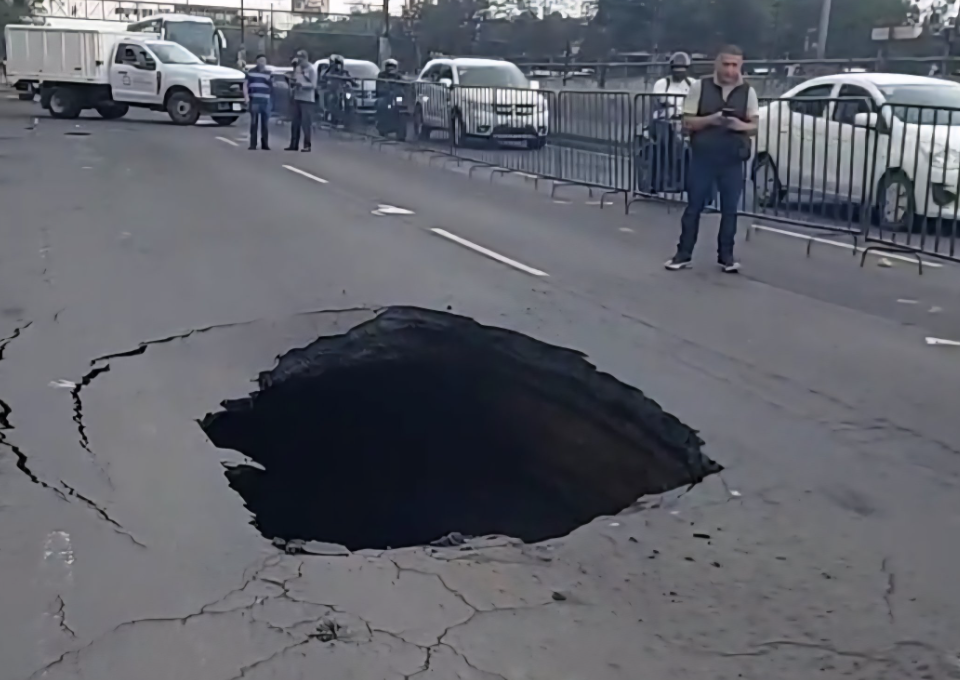 SEGIAGUA atiende socavón de avenida Zaragoza